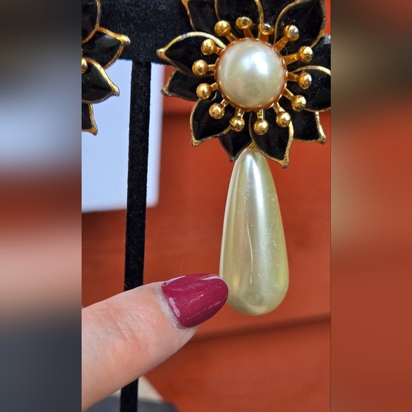 Vintage Black Gold Metal Floral Drop Fuax Pearl Clip On Earrings - Picture 13 of 15